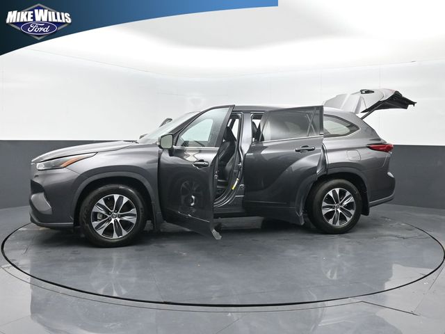 used 2022 Toyota Highlander car, priced at $31,592