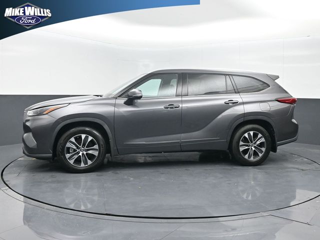 used 2022 Toyota Highlander car, priced at $31,592