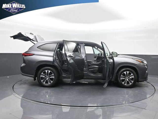 used 2022 Toyota Highlander car, priced at $31,592