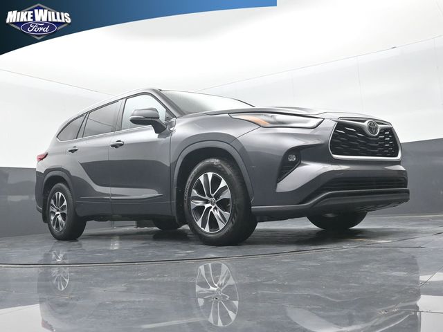 used 2022 Toyota Highlander car, priced at $31,592
