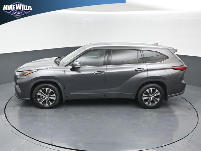 used 2022 Toyota Highlander car, priced at $31,592