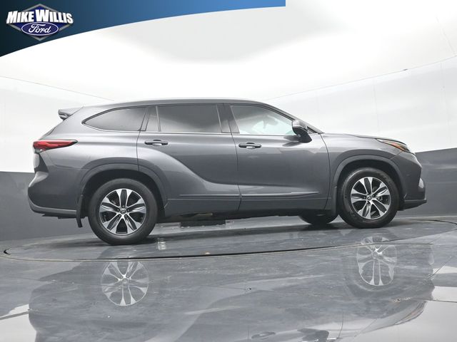 used 2022 Toyota Highlander car, priced at $31,592