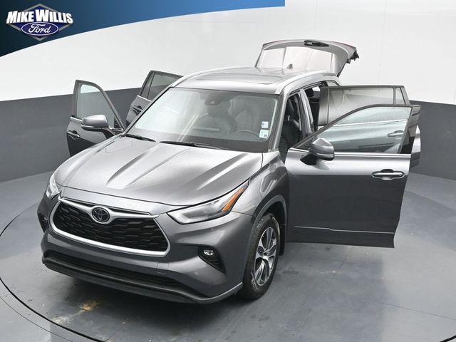 used 2022 Toyota Highlander car, priced at $31,592
