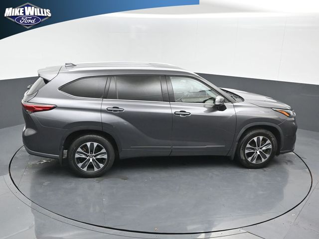 used 2022 Toyota Highlander car, priced at $31,592