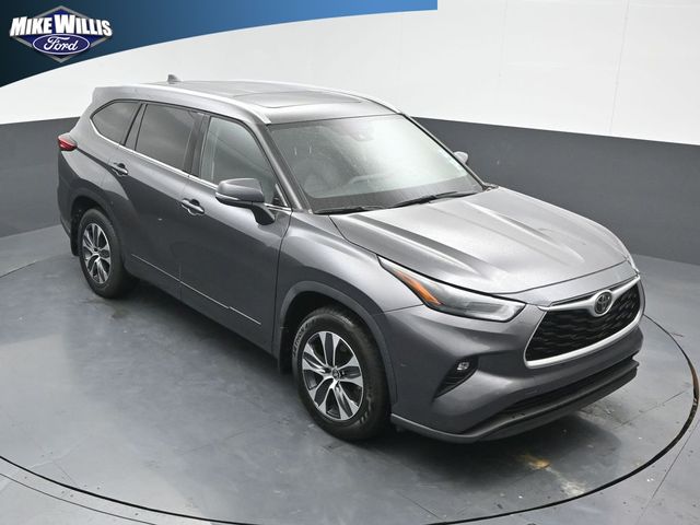 used 2022 Toyota Highlander car, priced at $31,592