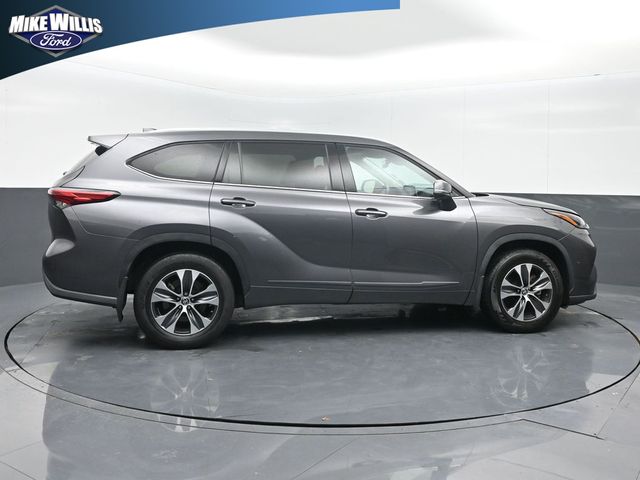 used 2022 Toyota Highlander car, priced at $31,592