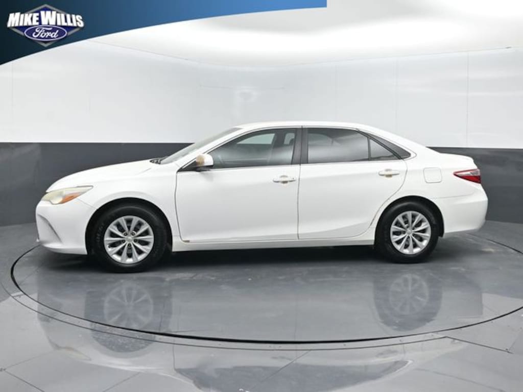 Used 2015 Toyota Camry SE Sedan