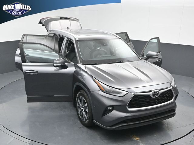 used 2022 Toyota Highlander car, priced at $31,592