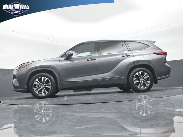 used 2022 Toyota Highlander car, priced at $31,592