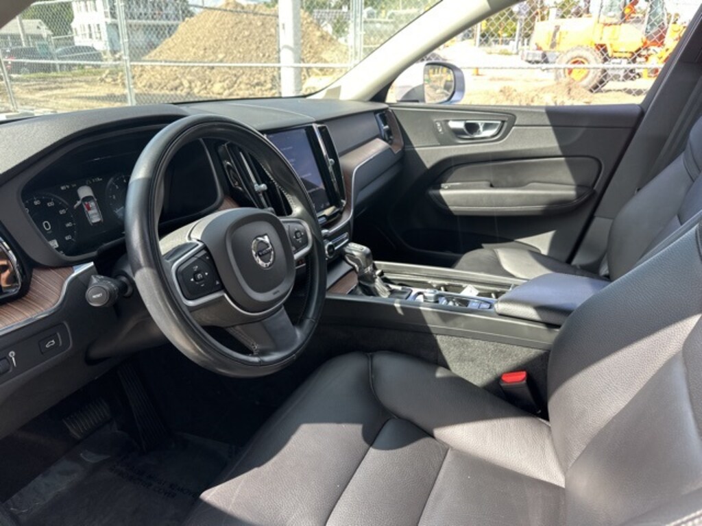 Used 2021 Volvo XC60 T5 Momentum SUV