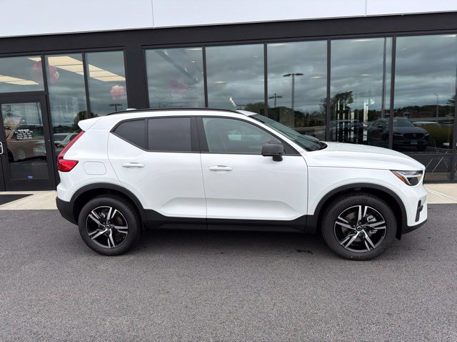 New 2026 Volvo XC40 B5 Core SUV