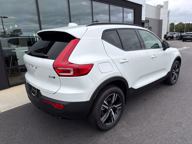 New 2026 Volvo XC40 B5 Core SUV