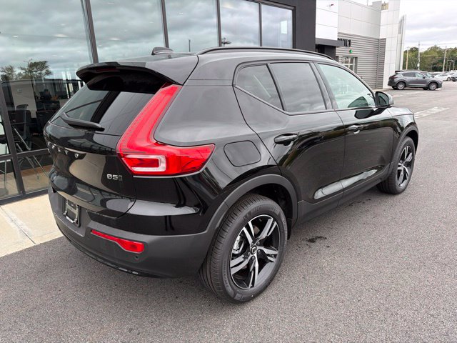 New 2026 Volvo XC40 B5 Core SUV