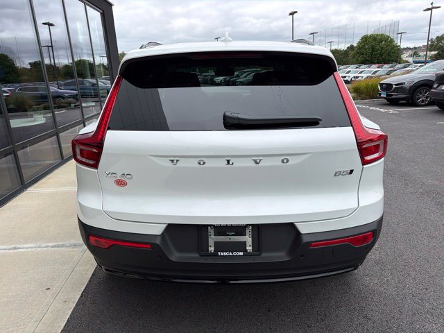 New 2026 Volvo XC40 B5 Core SUV
