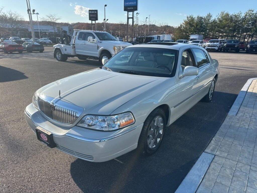 Used 2005 Lincoln Town Car Signature Sedan