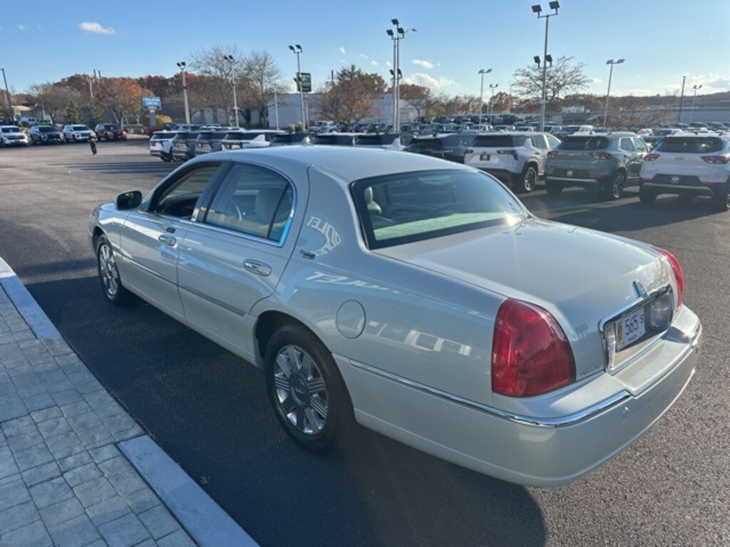 Used 2005 Lincoln Town Car Signature Sedan