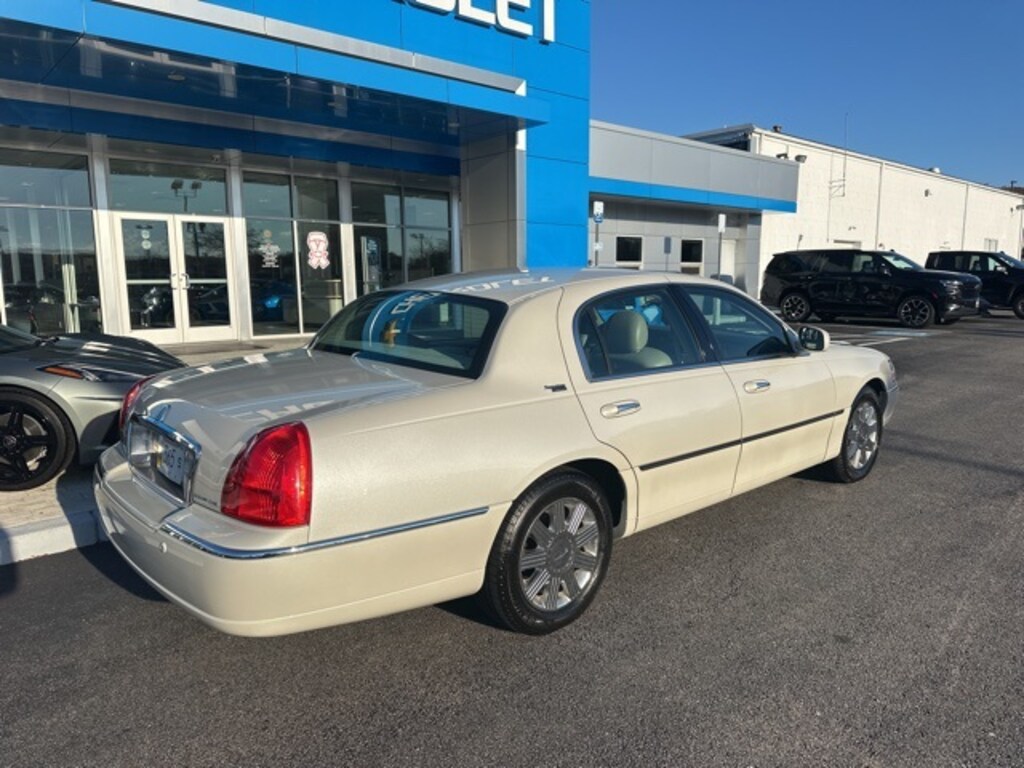 Used 2005 Lincoln Town Car Signature Sedan