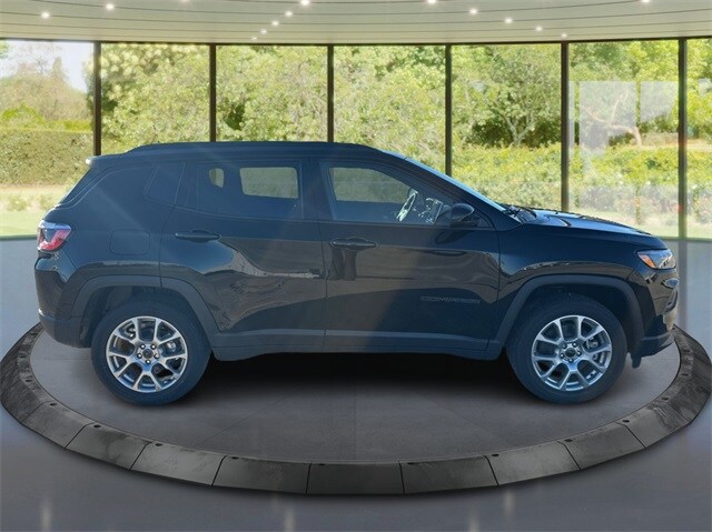 2025 Jeep Compass Latitude photo 2