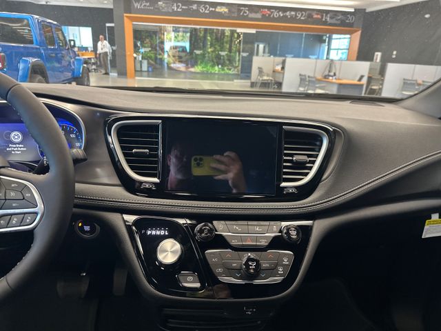 2026 Chrysler Pacifica Select - Photo 11