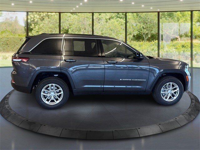 2025 Jeep Grand Cherokee Laredo X photo 2