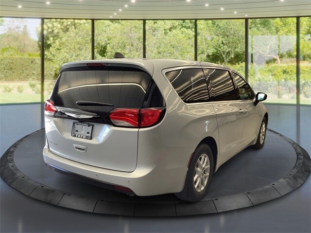 2026 Chrysler Voyager LX photo 3