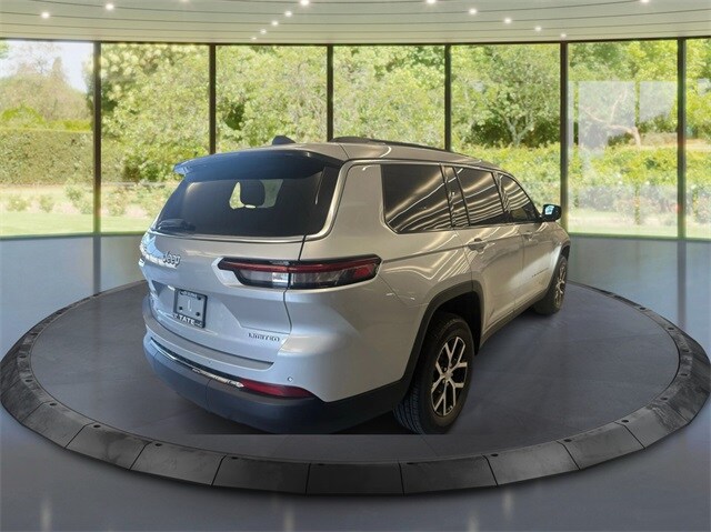 2025 Jeep Grand Cherokee Limited photo 2