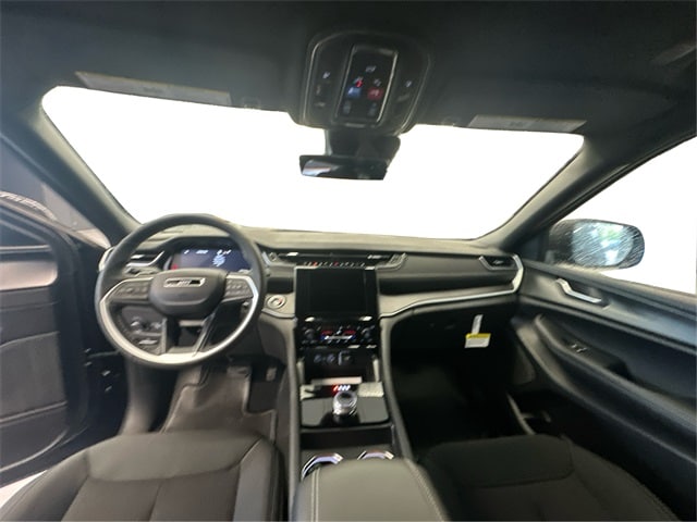 2025 Jeep Grand Cherokee Laredo photo 4