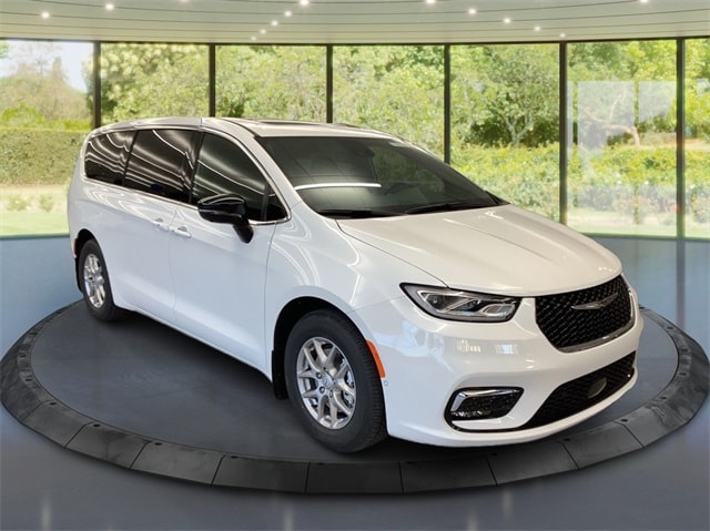 2026 Chrysler Pacifica Select's photo