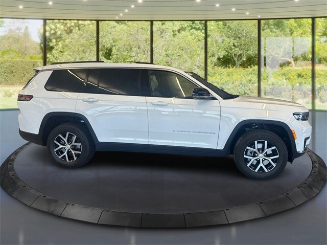 2025 Jeep Grand Cherokee Limited photo 2