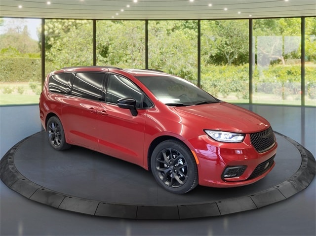 2026 Chrysler Pacifica Limited's photo