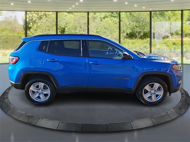 2022 Jeep Compass Latitude photo 2