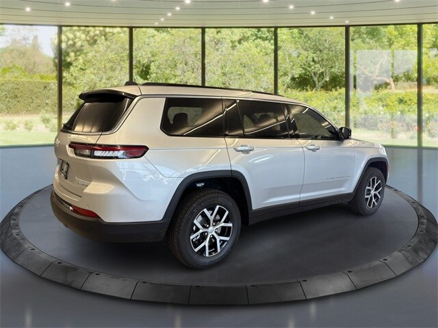 2025 Jeep Grand Cherokee Limited photo 2