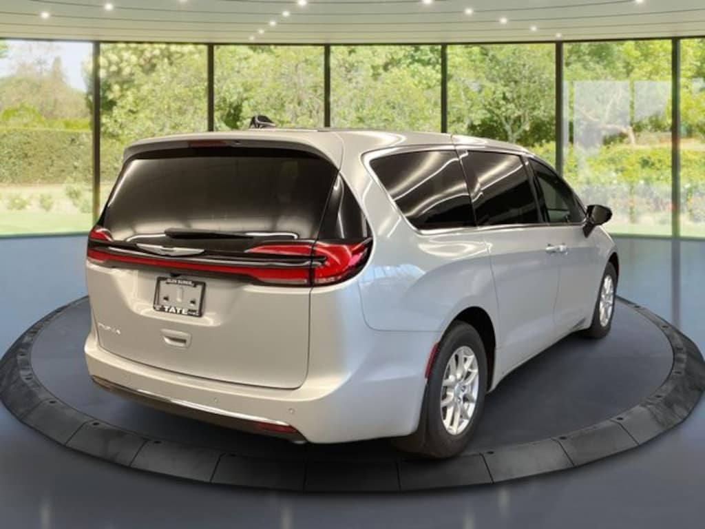 New 2026 Chrysler Pacifica Select Passenger Van