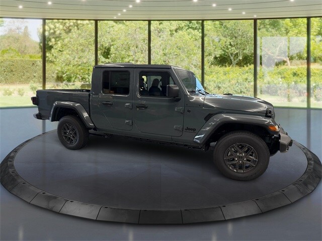 2025 Jeep Gladiator Sport S photo 2