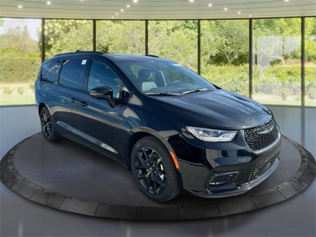 New 2026 Chrysler Pacifica Limited Passenger Van