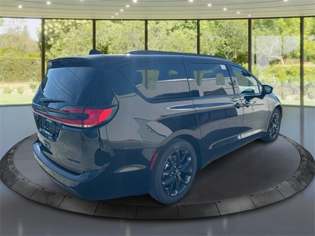 2026 Chrysler Pacifica Limited photo 3