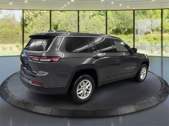 2025 Jeep Grand Cherokee Laredo photo 3