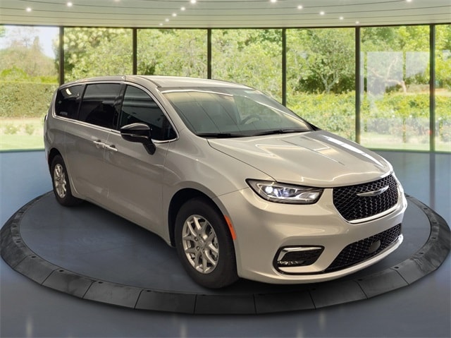 2026 Chrysler Pacifica Select's photo