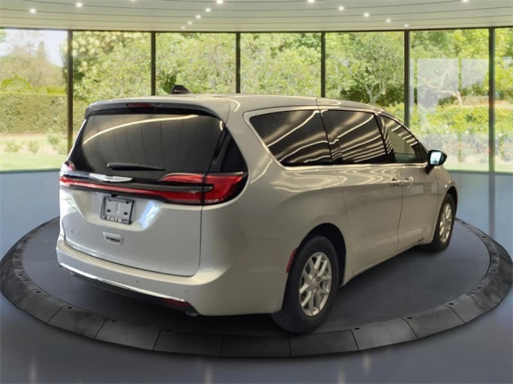 New 2026 Chrysler Pacifica Select Passenger Van