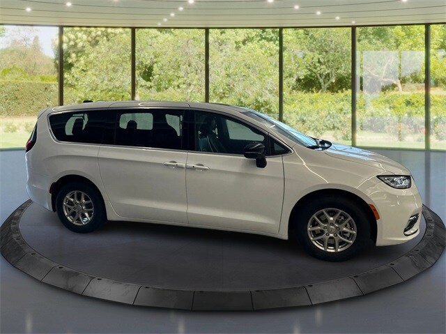 2026 Chrysler Pacifica photo 2