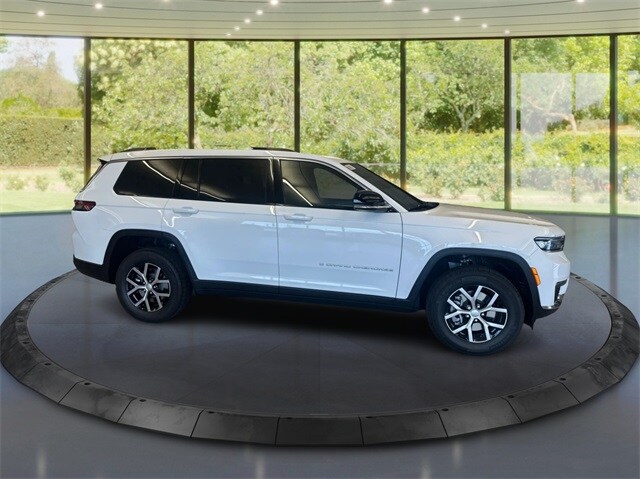 2025 Jeep Grand Cherokee Limited photo 2