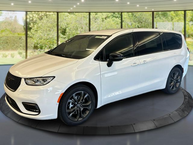 2026 Chrysler Pacifica Select - Photo 10