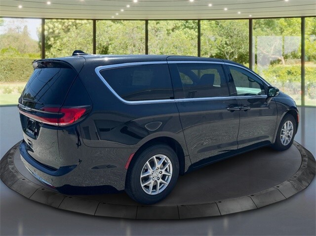 2026 Chrysler Pacifica photo 3
