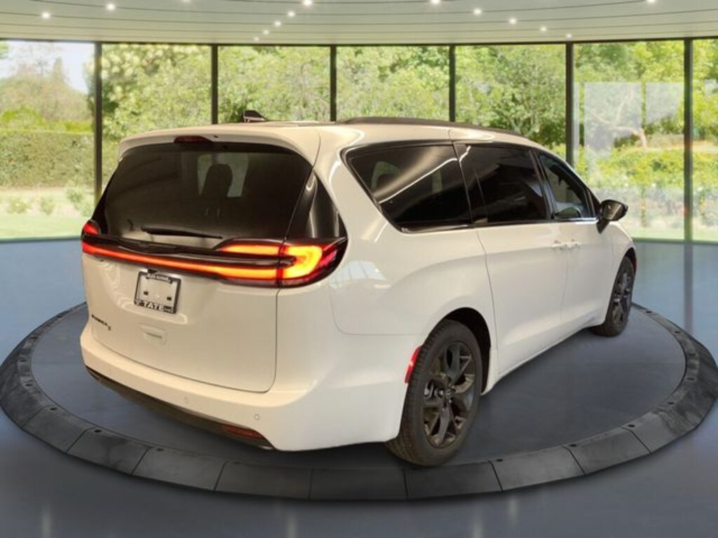 New 2026 Chrysler Pacifica Select Passenger Van
