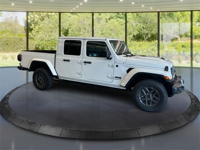 2025 Jeep Gladiator Sport S photo 2