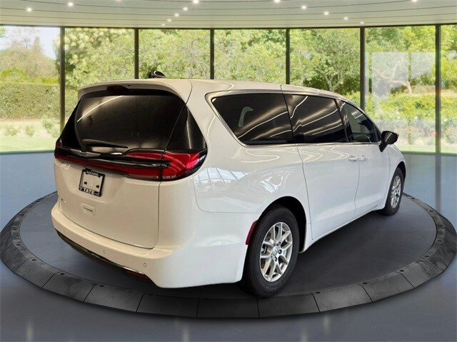 2026 Chrysler Pacifica photo 3