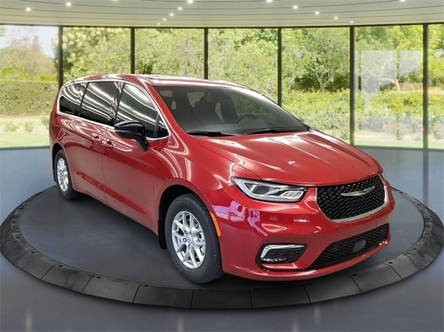 2026 Chrysler Pacifica Select's photo