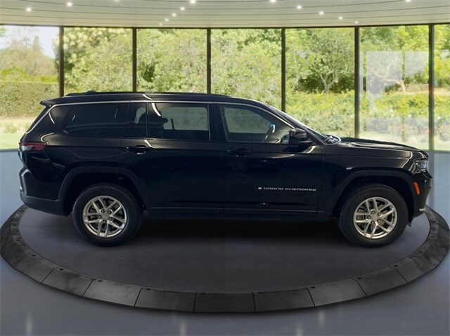 2025 Jeep Grand Cherokee Laredo photo 2