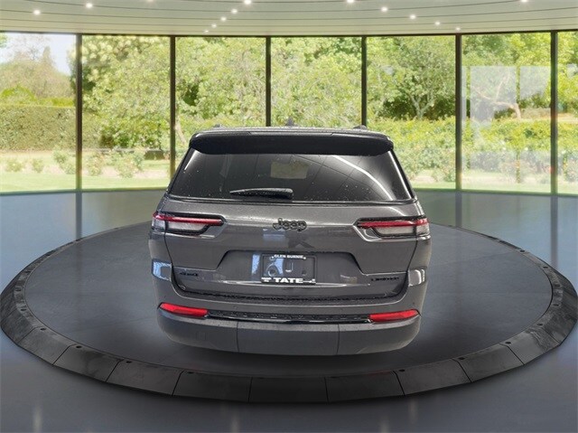 2025 Jeep Grand Cherokee Limited photo 3