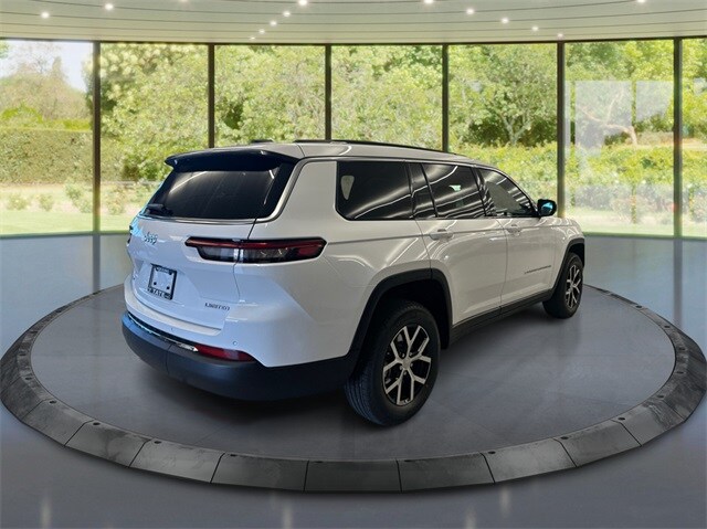 2025 Jeep Grand Cherokee Limited photo 2